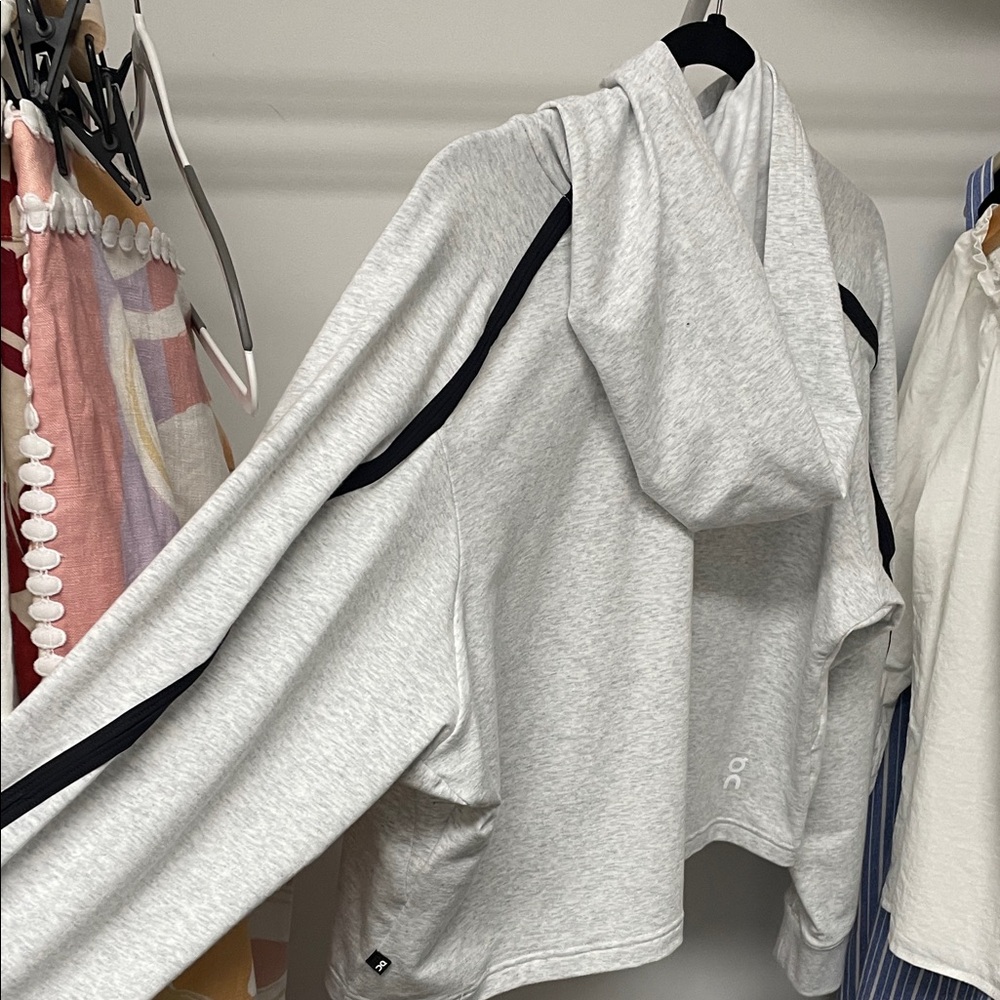 ON Light Gray Cropped Hoodie M - Picture 4 of 11